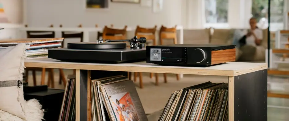 Cambridge Audio EVO 150 SE op een tafel