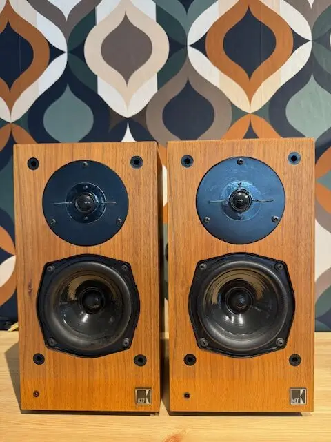 Twee houten KEF Reference 101 luidsprekers voor retrobehang