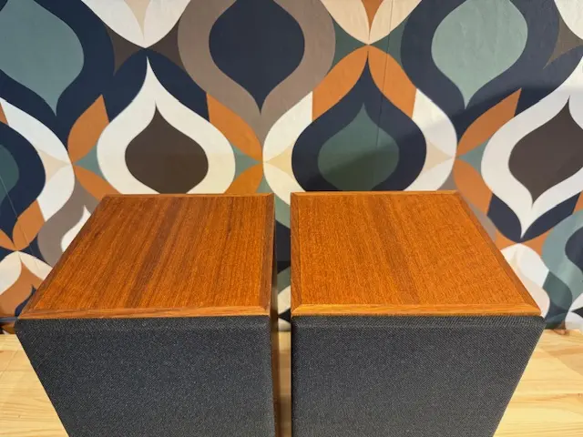 Houten kasten van de KEF-speakers van boven gezien