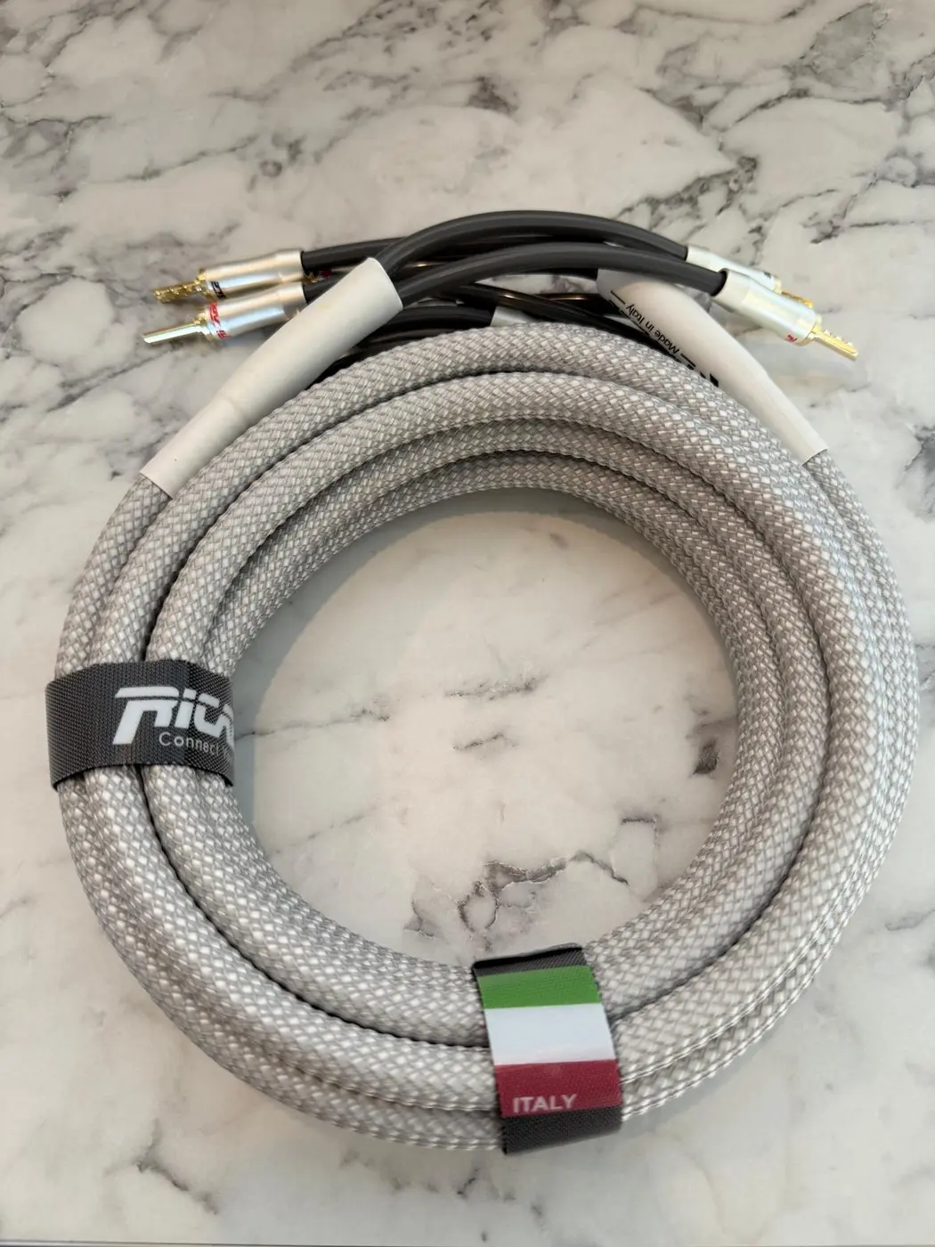 Opgerolde Ricable-kabel met merkband