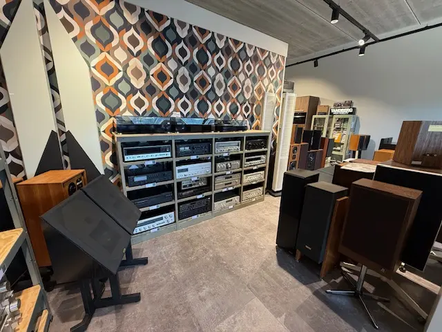 Versterkers en speakers tegen retrobehang in de winkel