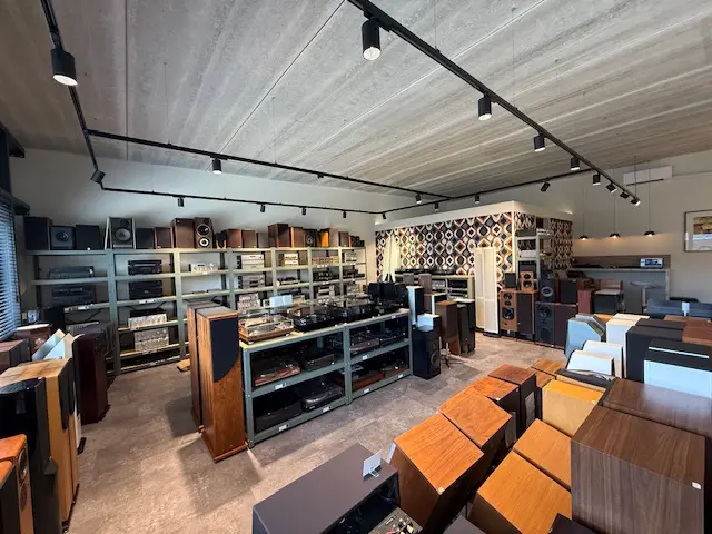 De winkel in Oudenbosch: rekken vol versterkers en speakers